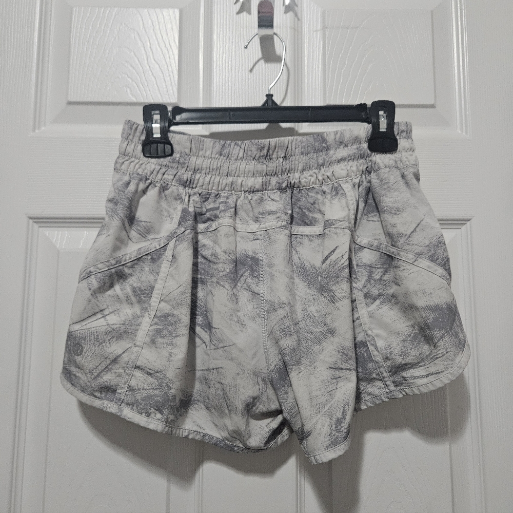 Lululemon Tracker Short V (4")Breeze By White Light Cast / Light Cast - Picture 6 of 6